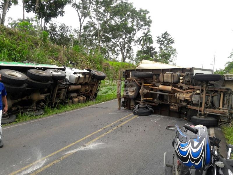 Dos camiones se vuelcan en San Carlos - Diario Extra Costa Rica