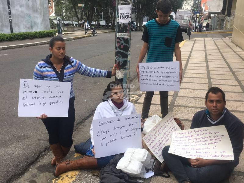 Familia de Bagaces se encadena afuera de la Asamblea - Diario Extra Costa Rica