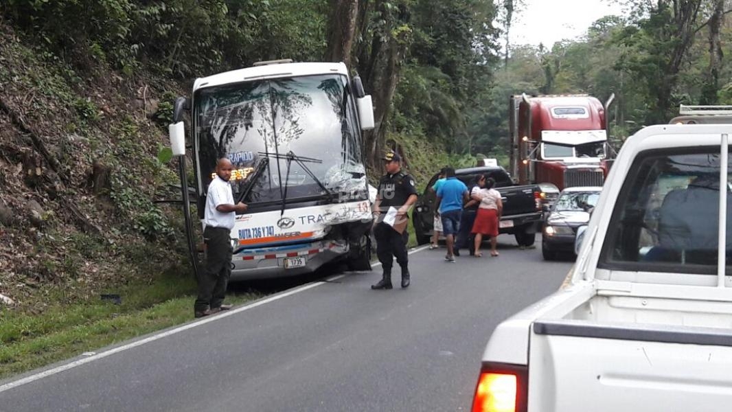 Colisión bus-carro deja un muerto en Siquirres - Diario Extra Costa Rica