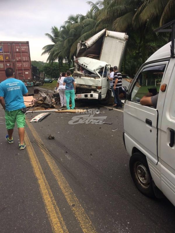 Dos heridos tras colisionar tráiler contra camión en Pocora - Diario Extra Costa Rica