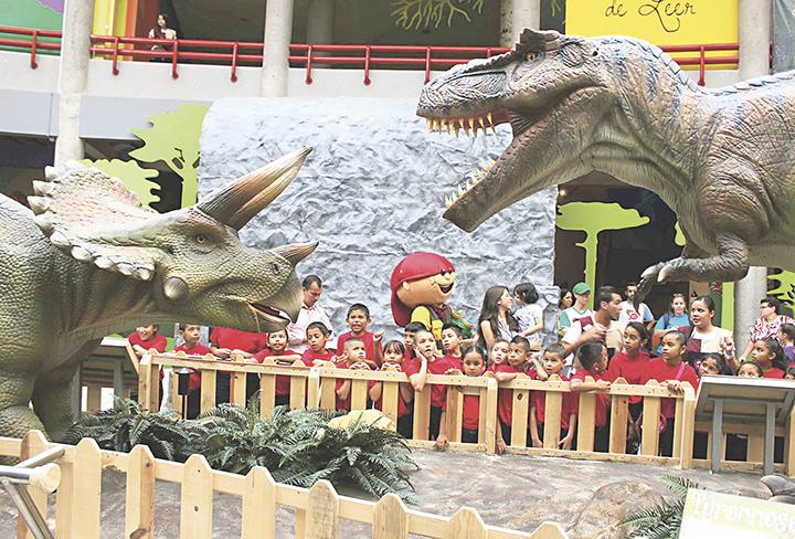 Diario Extra - Dinosaurios llegan al Castillo de los Sueños