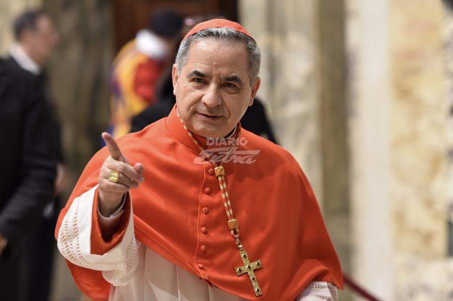 El cardenal Becciu y su "presunta" espía