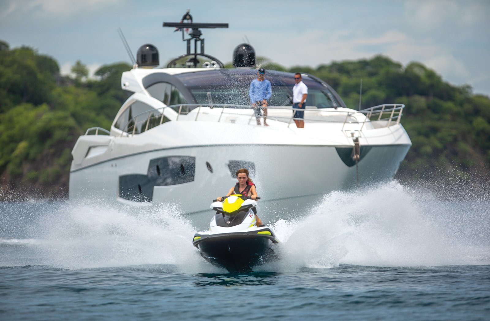 Yate Costa Sol con moto acuática frente a la costa