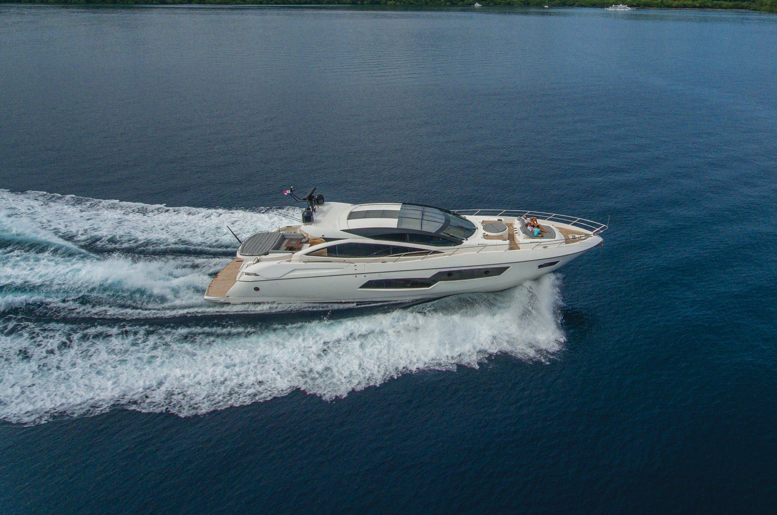 Yate Sunseeker Predator 80 de Costa Sol navegando en el Pacífico de Costa Rica