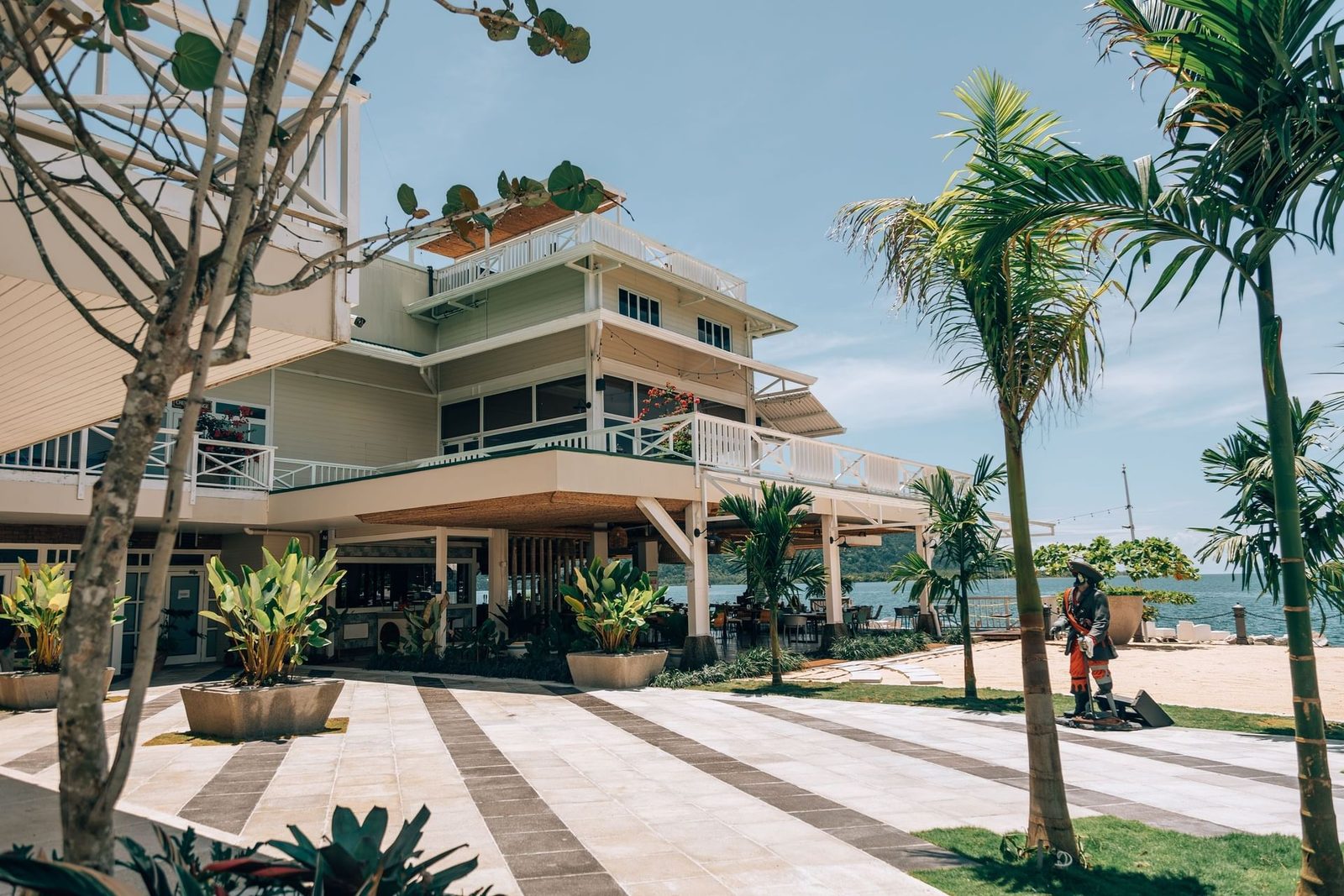 Fachada de Amaka Ocean Living Lodge entre palmeras frente a Marina Bahía Golfito