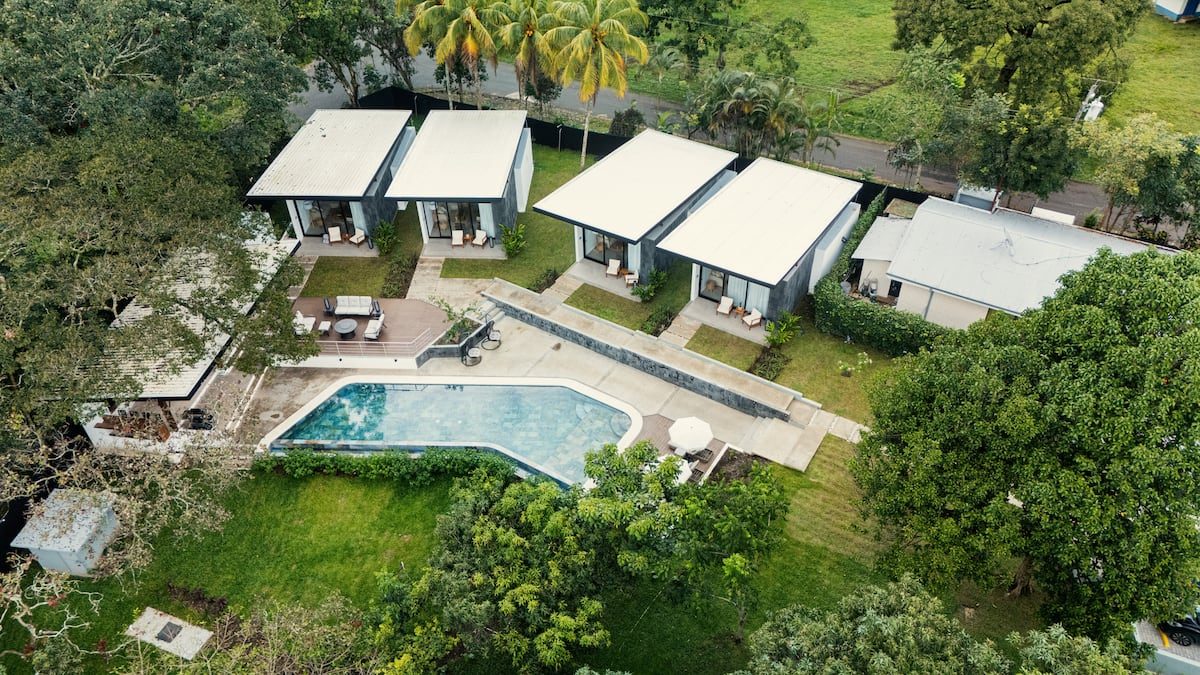 Vista aérea de las cuatro villas de Villas Turrú con la piscina compartida