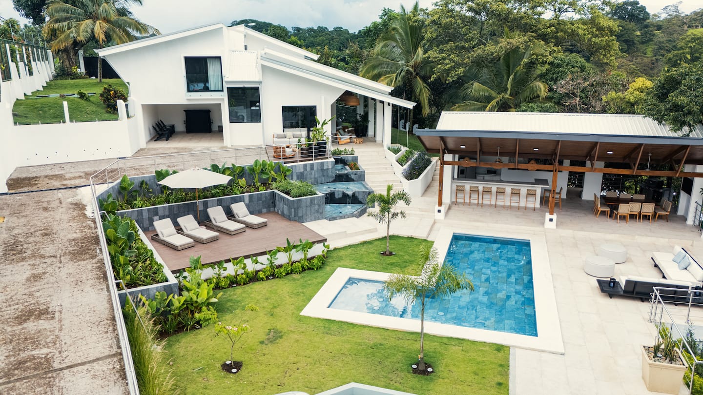 Casa Turrú con su piscina y jardines rodeados de árboles en Turrúcares