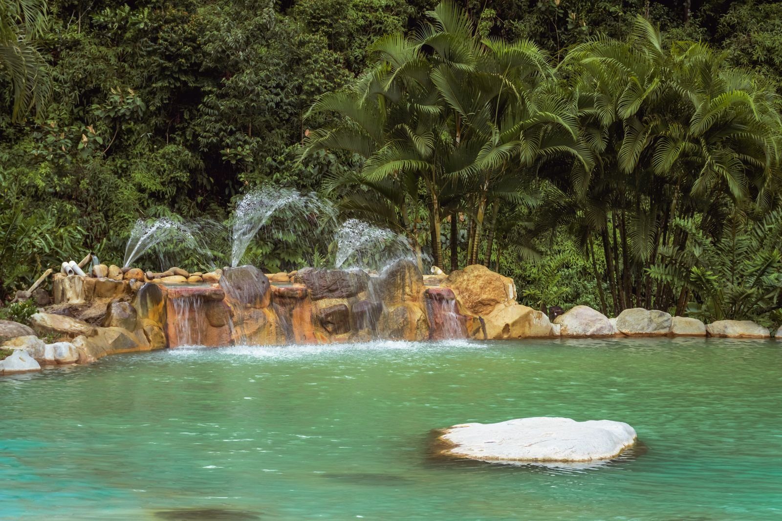 Poza termomineral natural rodeada de selva en El Tucano Resort & Thermal Spa, San Carlos